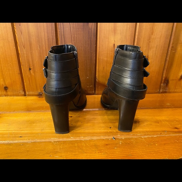 Slight wear. Too tight on my feet - Picture 3 of 8